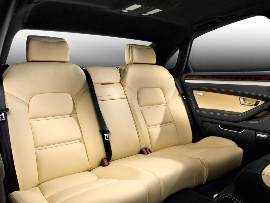 Интерьер Audi A8 4.2 Quattro (D3) 2008 года  (фото 3 из 5)
